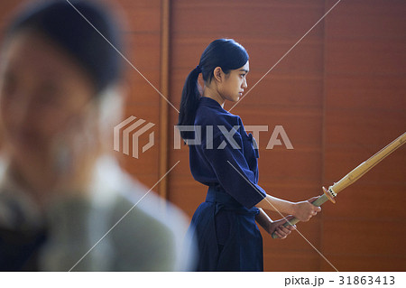 剣道に打ち込む女の子 31863413