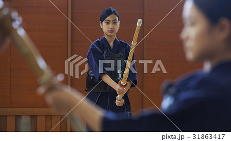 剣道に打ち込む女の子 31863417
