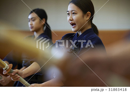 剣道に打ち込む女の子 31863418