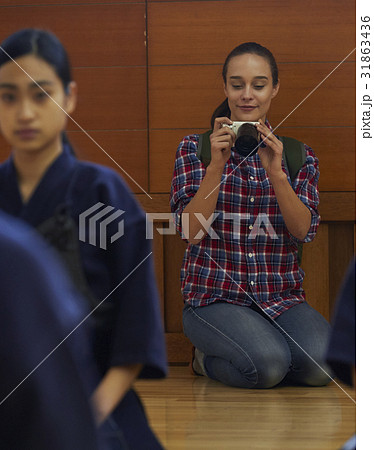 武道を見学する外国人女性 武道を見学する外国人女性 31863436