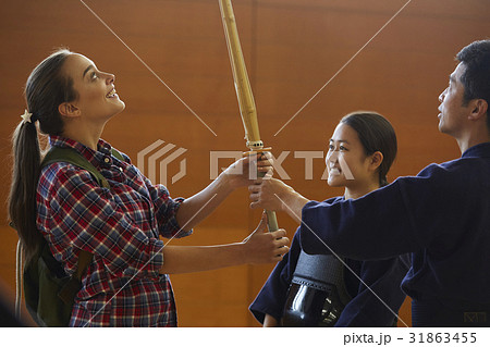 武道を見学する外国人女性 31863455