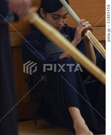 剣道に打ち込む女の子 31863458