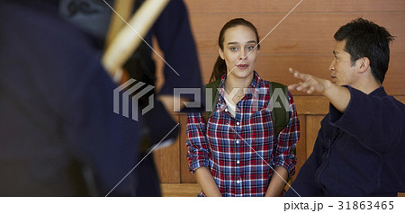 武道を見学する外国人女性 武道を見学する外国人女性 31863465