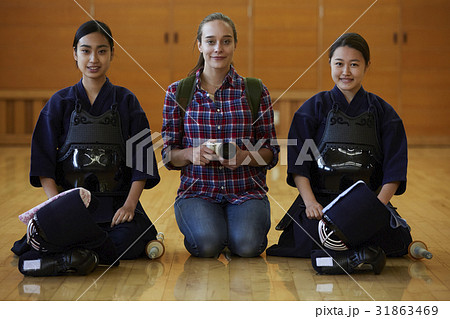 武道を見学する外国人女性　ポートレート 31863469
