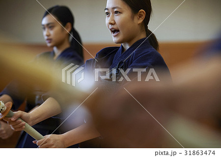 剣道に打ち込む女の子 31863474