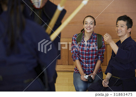 武道を見学する外国人女性 武道を見学する外国人女性 31863475
