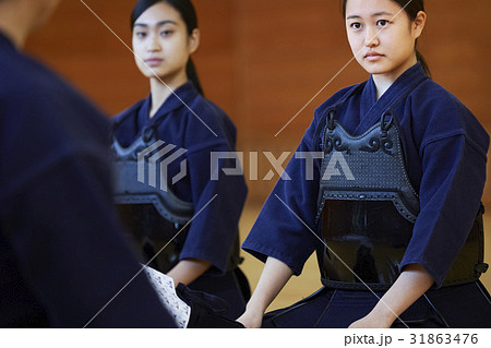 剣道に打ち込む女の子 31863476