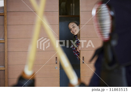 武道を見学する外国人女性 31863515