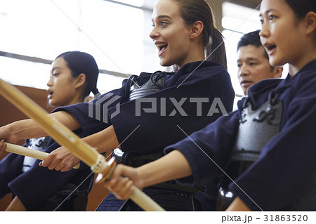 剣道を体験する女子留学生 剣道を体験する女子留学生 31863520
