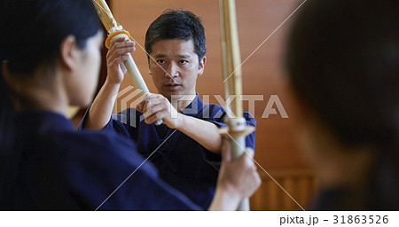 剣道に打ち込む女の子 31863526