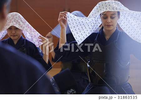 剣道を体験する女子留学生 剣道を体験する女子留学生 31863535