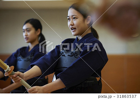 剣道に打ち込む女の子 31863537