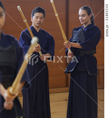 剣道を体験する女子留学生 31863543