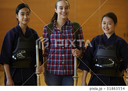 武道を見学する外国人女性　ポートレート 31863554