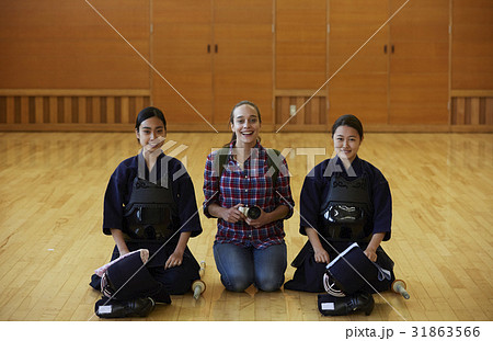 武道を見学する外国人女性　ポートレート 31863566