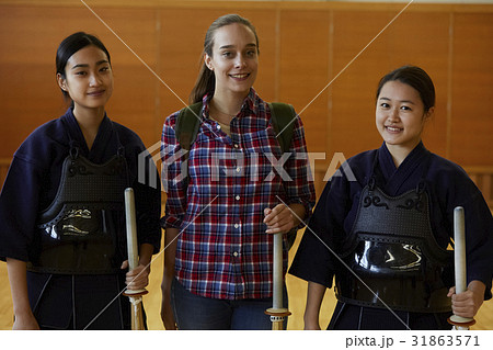 武道を見学する外国人女性　ポートレート 31863571