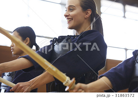 剣道を体験する女子留学生 31863572