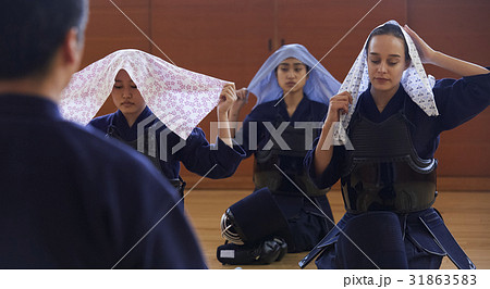 剣道を体験する女子留学生 31863583