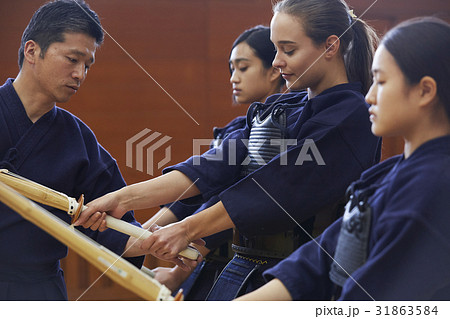 剣道を体験する女子留学生 剣道を体験する女子留学生 31863584