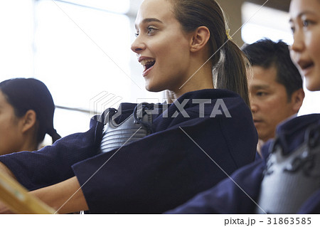 剣道を体験する女子留学生 剣道を体験する女子留学生 31863585