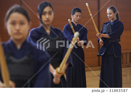 剣道を体験する女子留学生 31863587