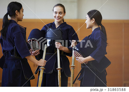 剣道を体験する女子留学生 31863588