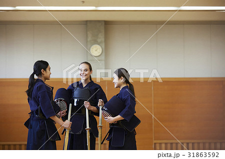 剣道を体験する女子留学生 31863592