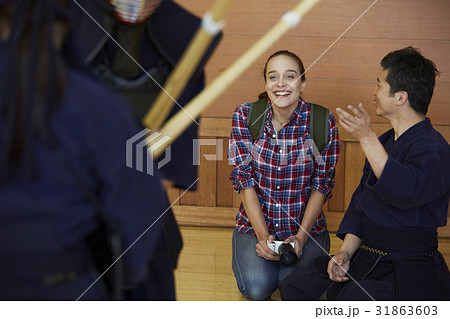 武道を見学する外国人女性 31863603