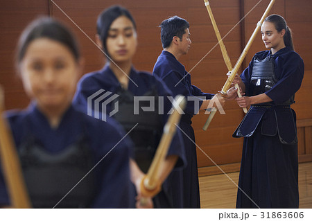 剣道を体験する女子留学生 剣道を体験する女子留学生 31863606