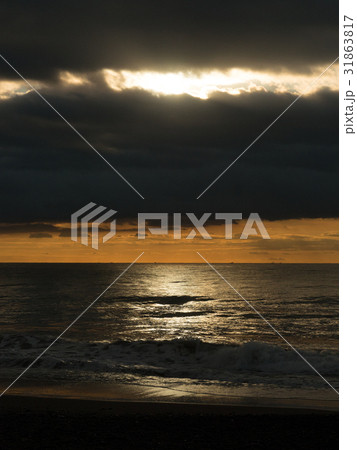朝の海辺 31863817