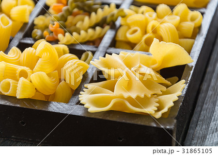 dry pasta spaghetti with ingredient dry pasta spaghetti with ingredient 31865105