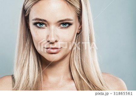 Beautiful Blonde Woman with Natural Makeup Beautiful Blonde Woman with Natural Makeup 31865561