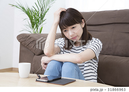 悩む女性 31866963