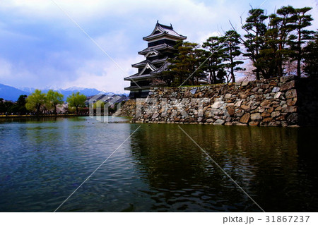 松本城 (烏城) 天守閣 黒門側 ( 長野県 松本市 丸の内 ) 松本城 (烏城) 天守閣 黒門側 ( 長野県 松本市 丸の内 ) 31867237