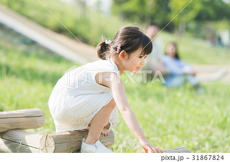 元気な女の子 31867824