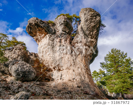 Karstic formations in the Majadas park, Cuenca 31867972