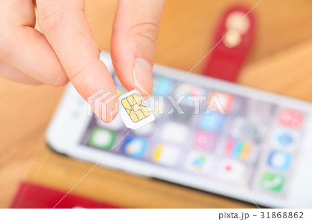 シムカードを持つ女性の手元　女性　笑顔　ポートレート　20代　30代 31868862