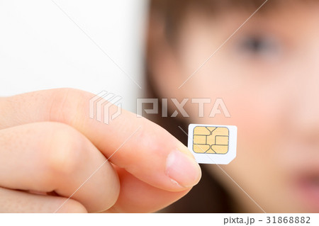 シムカードを持つ女性の手元 女性 笑顔 ポートレート 20代 30代 シムカードを持つ女性の手元 女性 笑顔 ポートレート 20代 30代 31868882