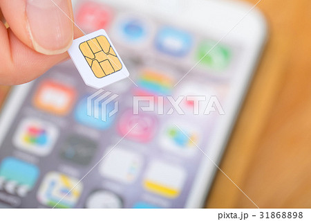 シムカードを持つ女性の手元　女性　笑顔　ポートレート　20代　30代 31868898