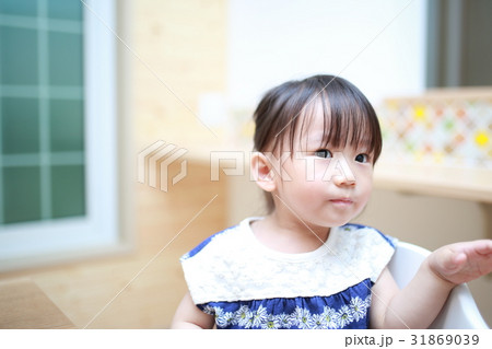 子供 (幼児 女の子 1才 1歳 カジュアル マイホーム 子育て 育児 コピースペース) 31869039