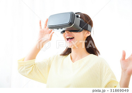 VRゴーグルをつけた女性 仮想現実 VR バーチャルリアリティー 最新技術 仮想現実 VRゴーグルをつけた女性 仮想現実 VR バーチャルリアリティー 最新技術 仮想現実 31869049