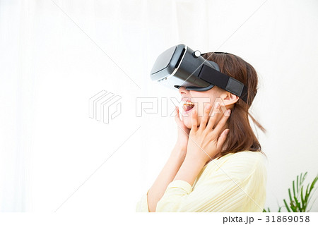 VRゴーグルをつけた女性　仮想現実　VR　バーチャルリアリティー　最新技術　仮想現実 31869058