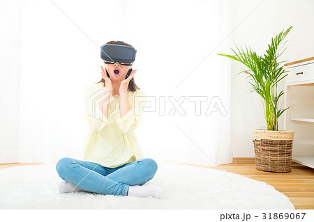 VRゴーグルをつけた女性 仮想現実 VR バーチャルリアリティー 最新技術 仮想現実 VRゴーグルをつけた女性 仮想現実 VR バーチャルリアリティー 最新技術 仮想現実 31869067