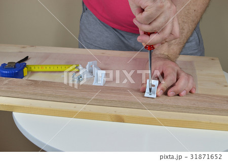 Installing a Drawer Slides Installing a Drawer Slides 31871652