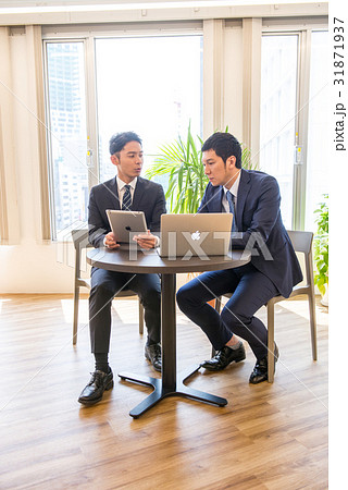 ビジネス　ミーティング　コアワーキング　打ち合わせ　タブレット　コミット　男性社員　二人　イケメン 31871937