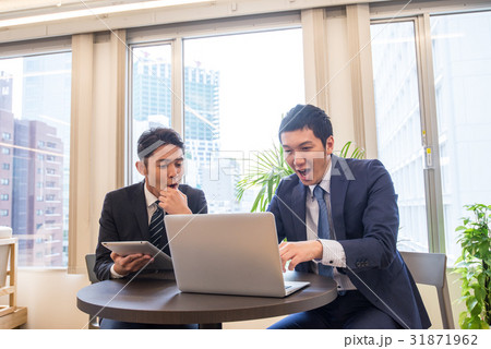 ビジネス　ミーティング　コアワーキング　打ち合わせ　タブレット　コミット　男性社員　二人　イケメン 31871962