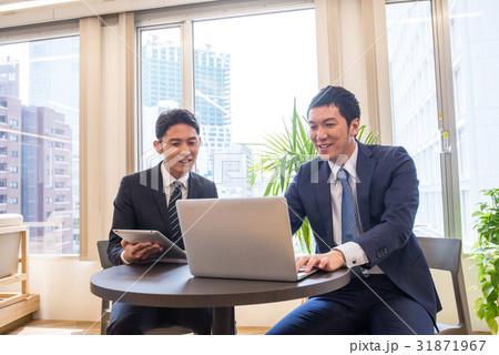 ビジネス　ミーティング　コアワーキング　打ち合わせ　タブレット　コミット　男性社員　二人　イケメン 31871967