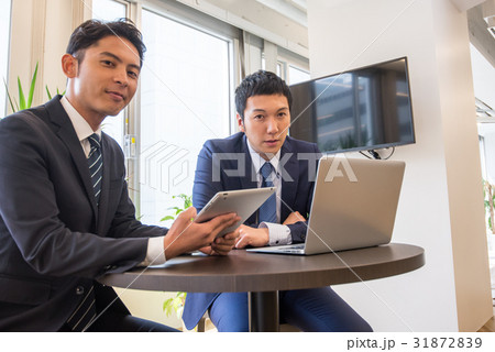 ビジネス　ミーティング　コアワーキング　打ち合わせ　タブレット　コミット　男性社員　二人　イケメン 31872839
