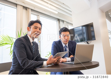 ビジネス　ミーティング　コアワーキング　打ち合わせ　タブレット　コミット　男性社員　二人　イケメン 31872840
