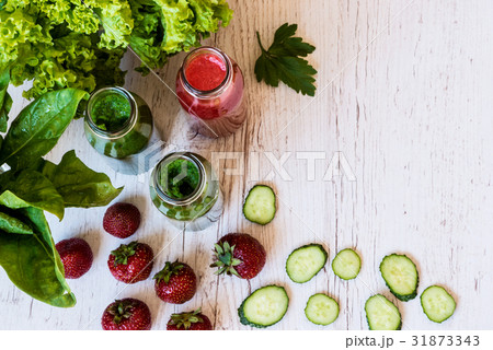Top view. Fresh green smoothies and strawberry 31873343